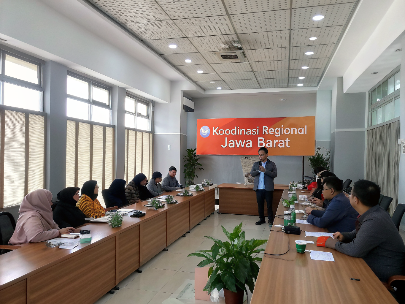 Sesi pelatihan Artificial Intelligence dan workshop digital marketing bersama pimpinan universitas