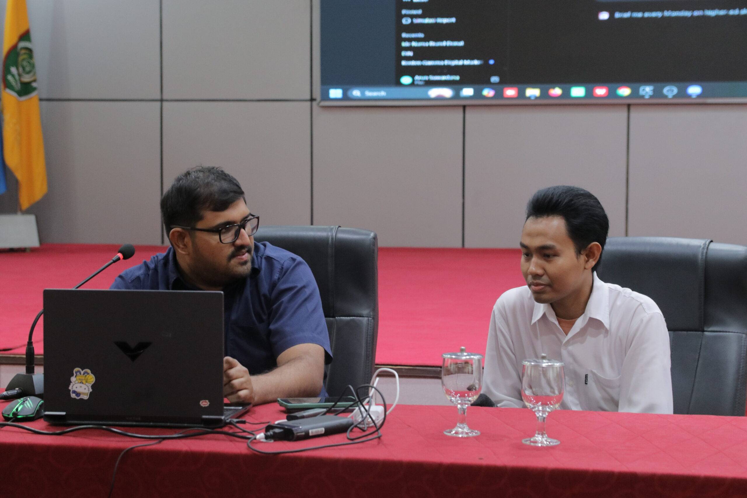 Pertemuan staf akademik dan pimpinan riset di ruang konferensi universitas